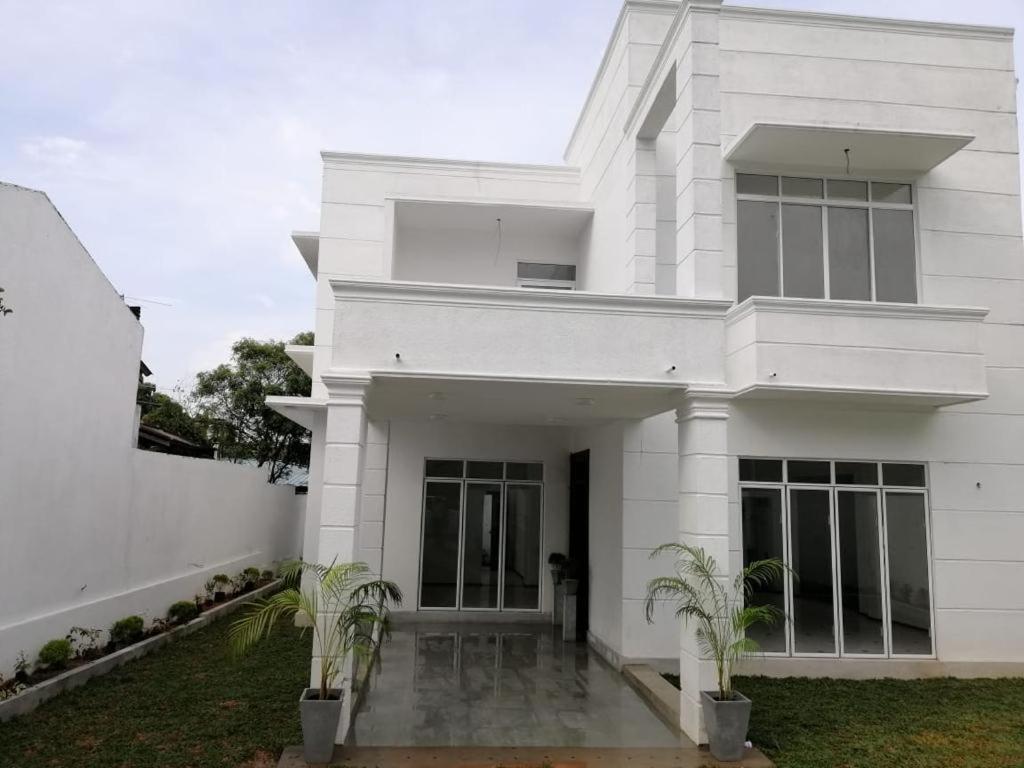 Minuwangoda Vidushi Home מראה חיצוני תמונה