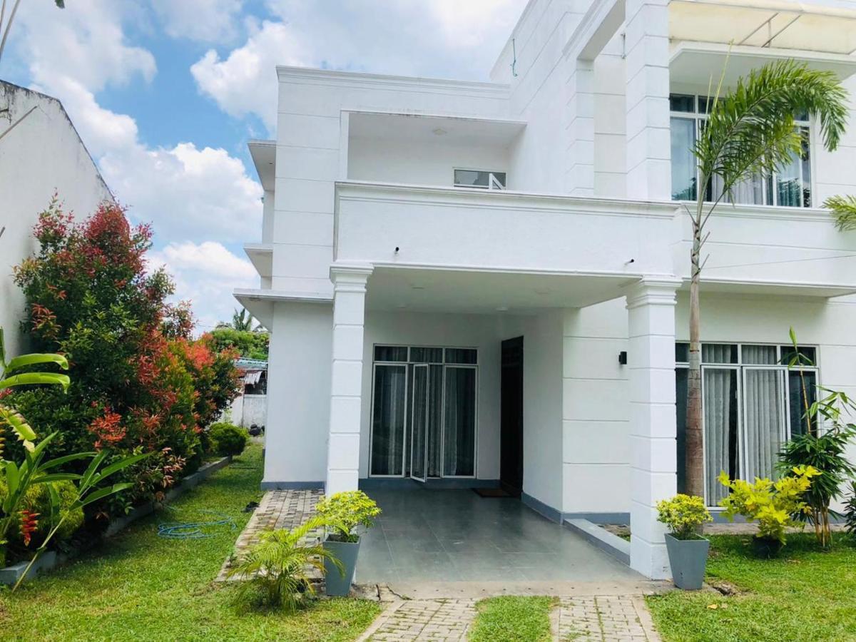 Minuwangoda Vidushi Home מראה חיצוני תמונה